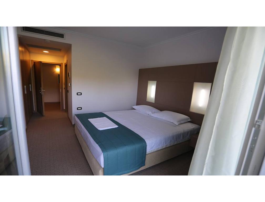 Hotel Voloreka Tushemisht Стая снимка